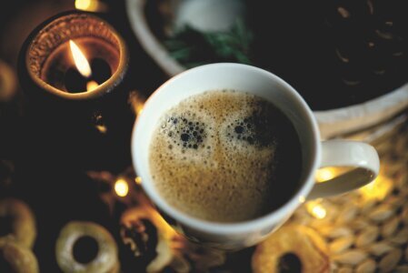 Tasse Kaffee im Advent mit Kerze